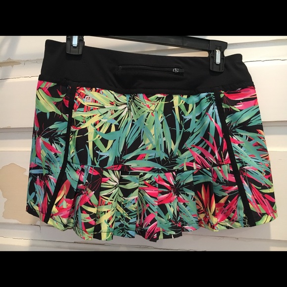 Fabletics skirt with attached shorts - Picture 5 of 7